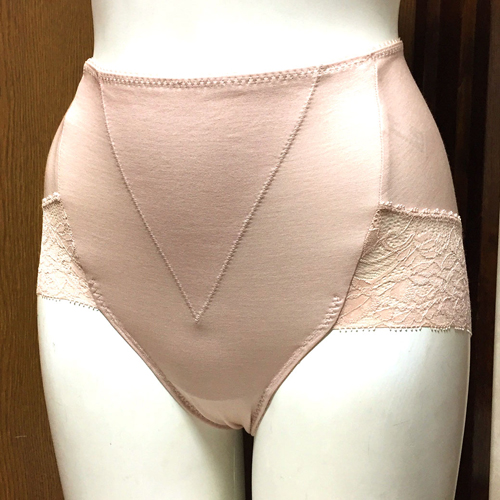 【レディース・補正下着】ワコール　マット感ある落ち着いた装い　豪華な幅広レース　ソフトガードル　日本製　ピンクベージュ　Mサイズ