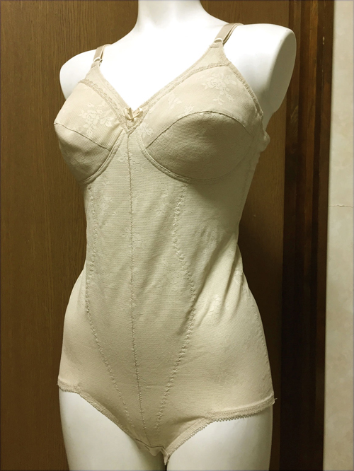 【レディース・補正下着】モカ・イパネマ 自然な丸みを美しく！さわやか綿混メッシュ　ボディスーツ ベージュ B90LLサイズ