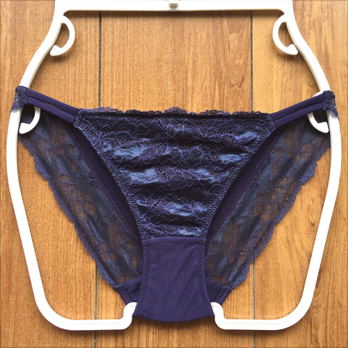 【レディース・下着】ピーチジョン　コントラスト綺麗なラッセルレース　華奢なストリングがSEXY♪ナイスバディショーツ　ネイビー Mサイズ