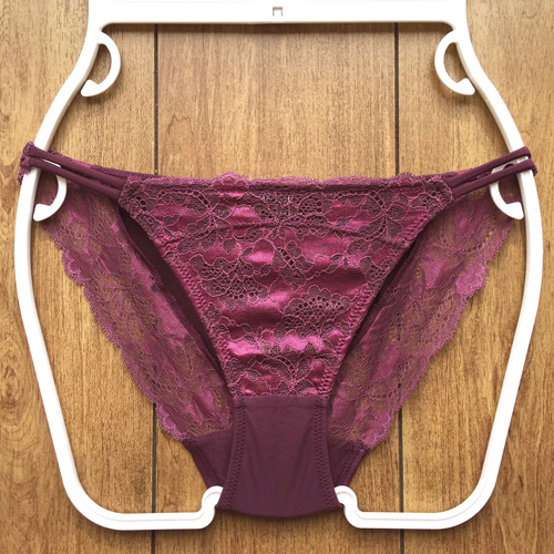 【レディース・下着】ピーチジョン　コントラスト綺麗なラッセルレース　華奢なストリングがSEXY♪ナイスバディショーツ　パープル Mサイズ